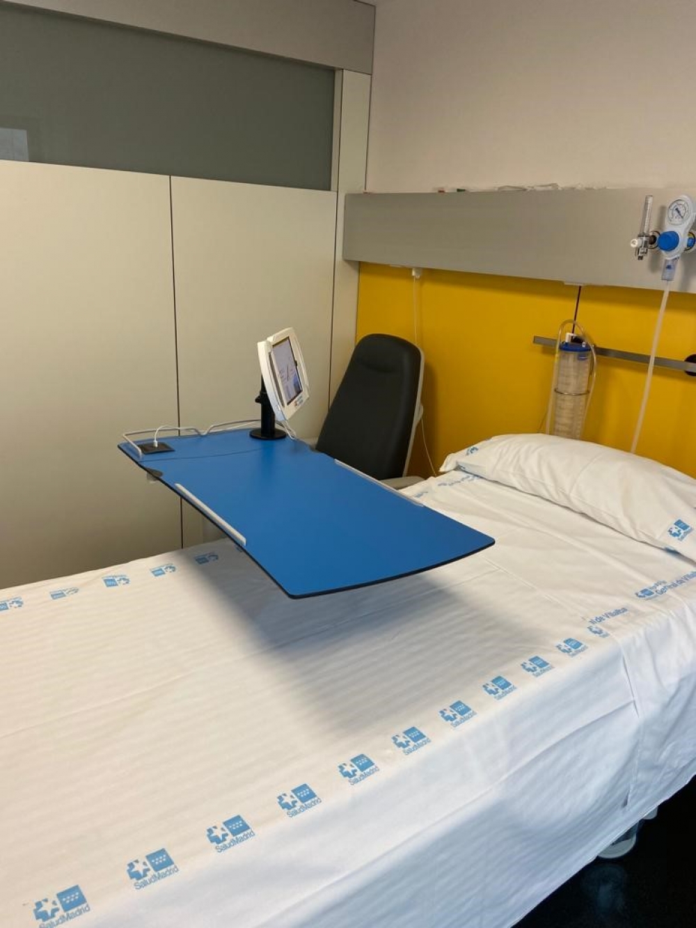 Nous avons conçu un support pour tablette pour le lit des hôpitaux