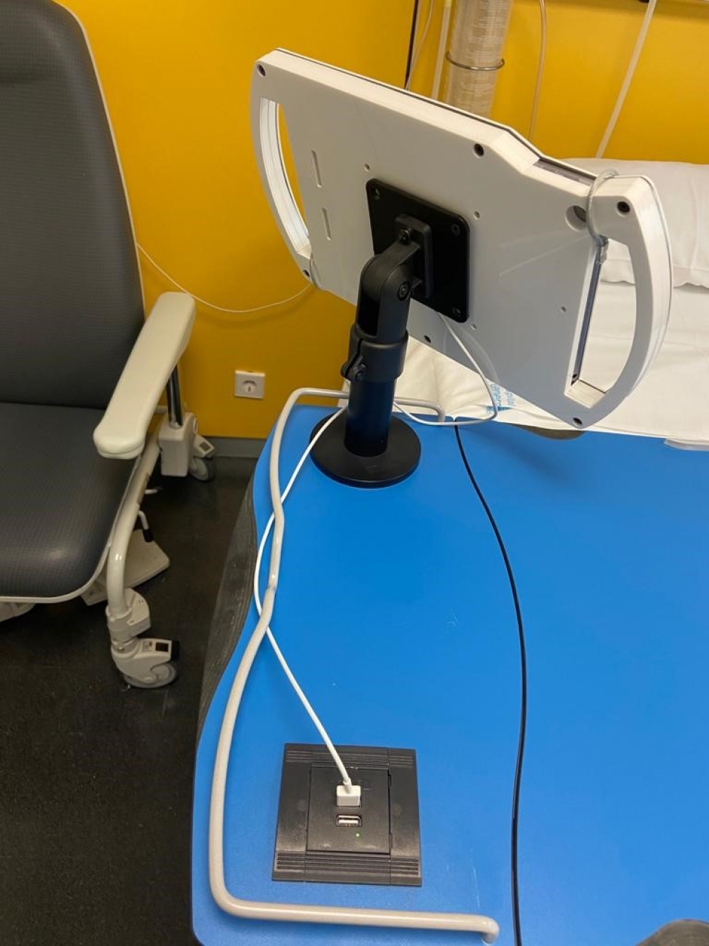 Nous avons conçu un support pour tablette pour le lit des hôpitaux