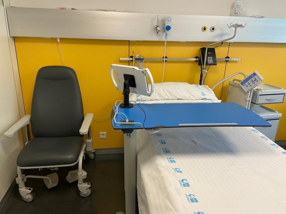 Nous avons conçu un support pour tablette pour le lit des hôpitaux